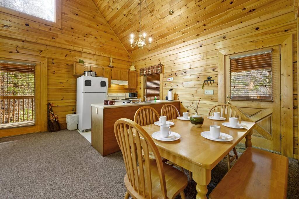 Beautiful 2 Bed Cabin With Hot Tub And Resort Pool Sevierville Exteriér fotografie