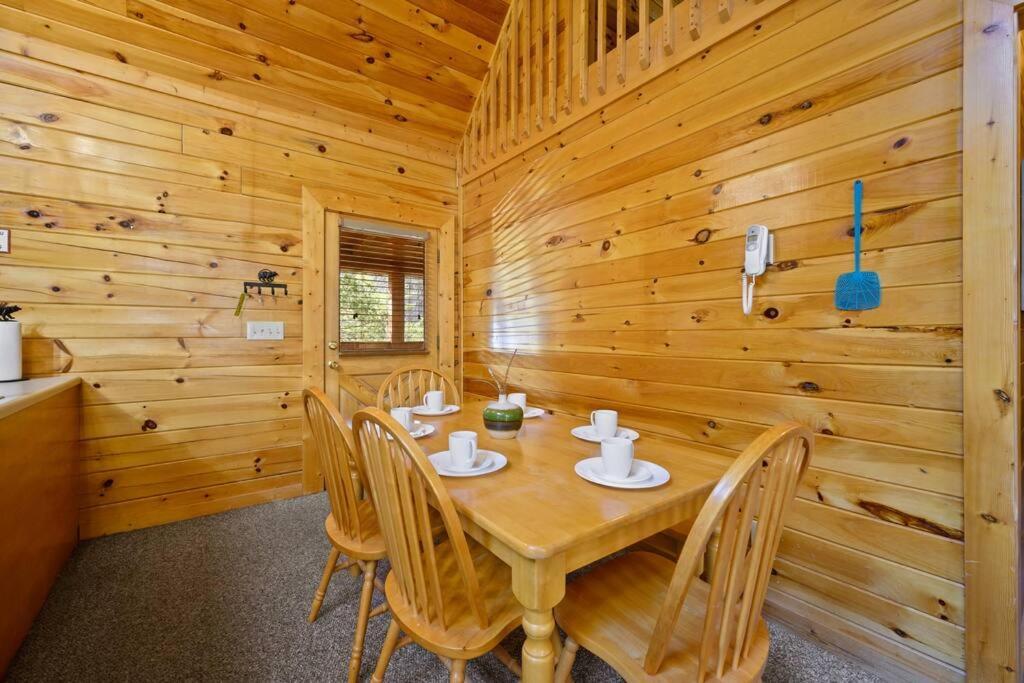 Beautiful 2 Bed Cabin With Hot Tub And Resort Pool Sevierville Exteriér fotografie