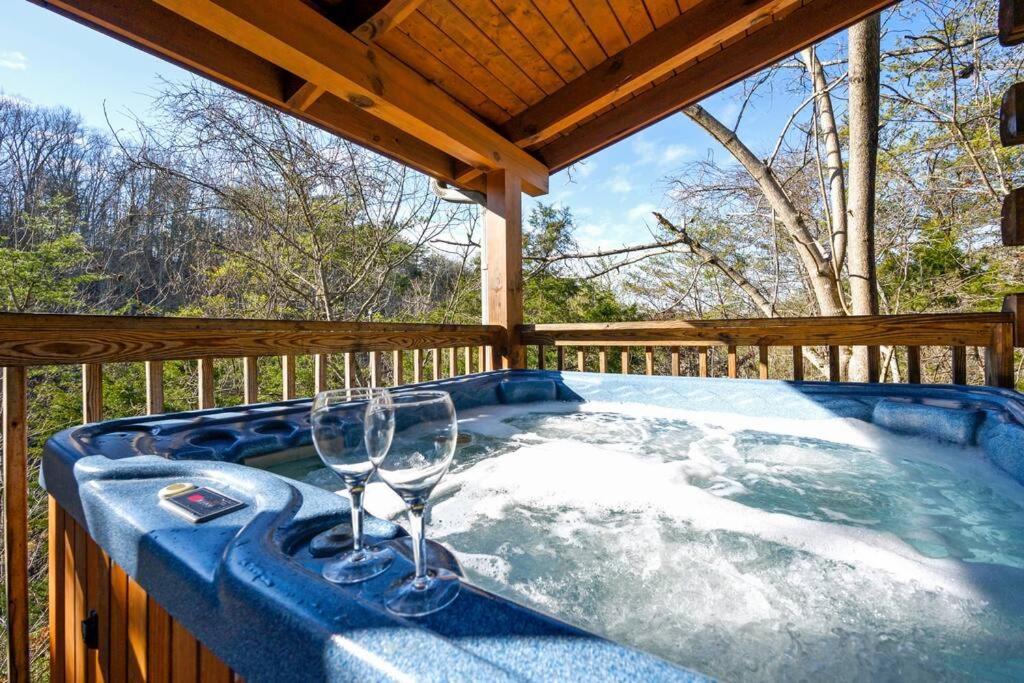Beautiful 2 Bed Cabin With Hot Tub And Resort Pool Sevierville Exteriér fotografie