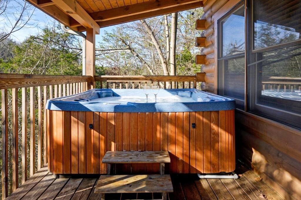 Beautiful 2 Bed Cabin With Hot Tub And Resort Pool Sevierville Exteriér fotografie